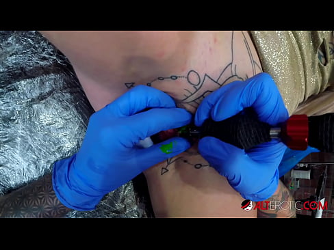 ❤️ Sully Savage oo aad u tattooed ayaa Kintirkeeda ku sawirtay tattoo ❤️❌ Porno Guri ️❤